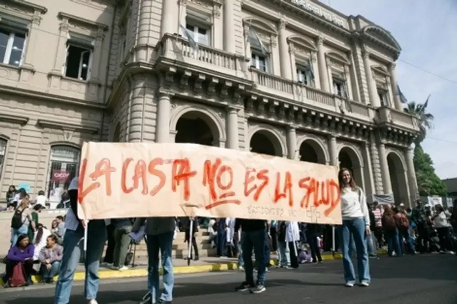 "La casta no es la salud": el reclamo de los despedidos del Hospital Bonaparte