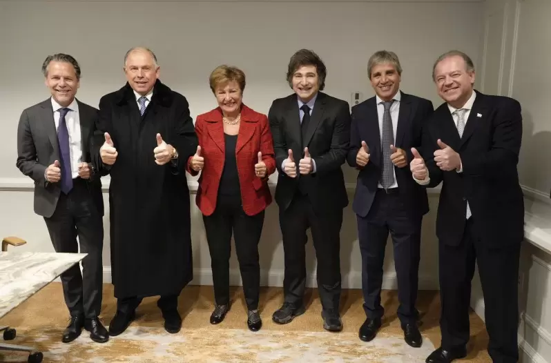 Kristalina Georgieva, Javier Milei y la comitiva presidencial argentina en Washington.