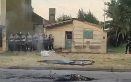 El cordn policial frente a la casa de los presuntos abusadores de la menor de edad de Saladillo, quien con 13 aos pari en el hospital local