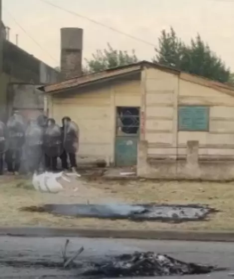 El cordn policial frente a la casa de los presuntos abusadores de la menor de edad de Saladillo, quien con 13 aos pari en el hospital local