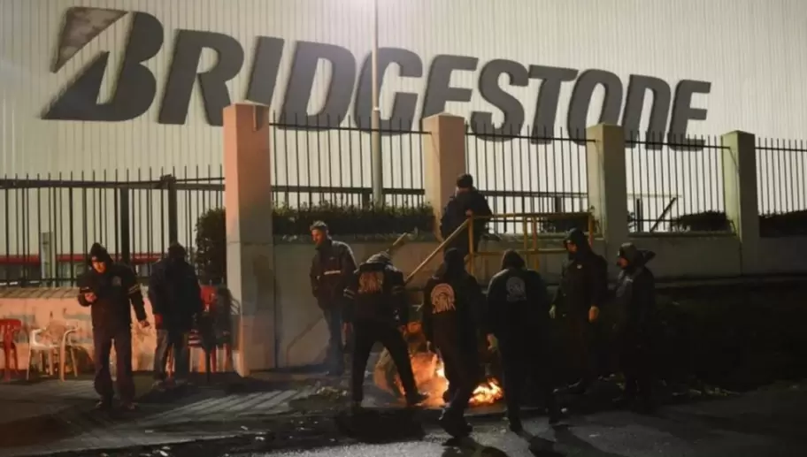 Un corte frente a la planta de Llavallol de Bridgestone.