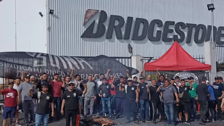 Los trabajadores del SUTNA en una medida frente a la planta de Llavallol de la firma Bridgestone.