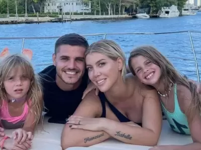 Mauro Icardi y Wanda Nara con sus hijas