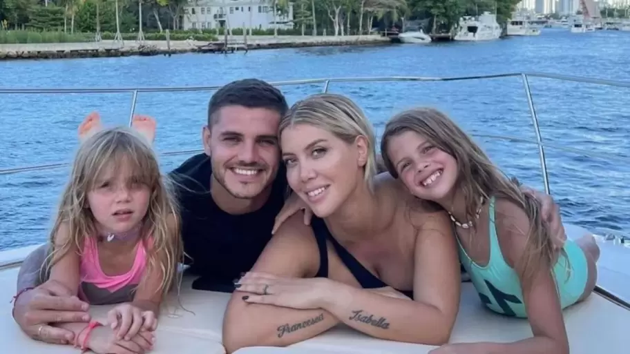 Mauro Icardi y Wanda Nara con sus hijas