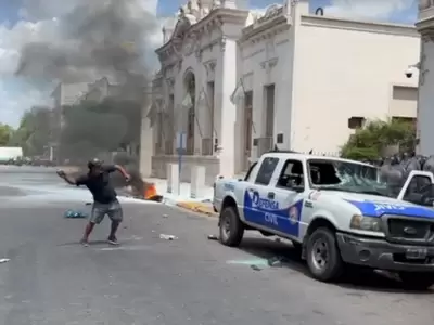 La Polica se enfrenta a vecinos de Moreno que se manifiestan ante la Municipalidad