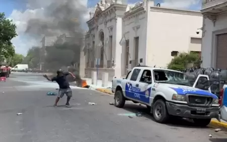 La Polica se enfrenta a vecinos de Moreno que se manifiestan ante la Municipalidad