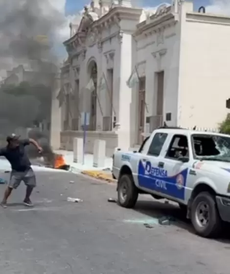 La Polica se enfrenta a vecinos de Moreno que se manifiestan ante la Municipalidad