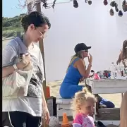 "No se la ve muy feliz a Wanda en Caril": del corralito con L-Gante al gesto serio en la playa, drama en la costa?