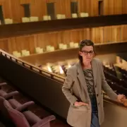 "Est bastante devaluado todo": Julieta Ascar, la cama como trinchera y el teatro como un espacio de rebelda