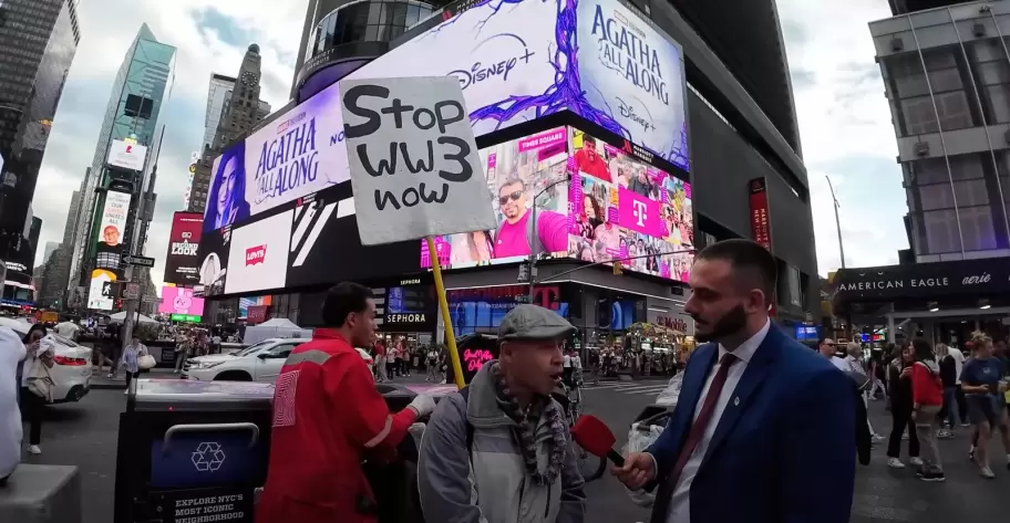 Toms "Tomi" Munaretto en Times Square, en la previa de las ltimas elecciones en Estados Unidos.