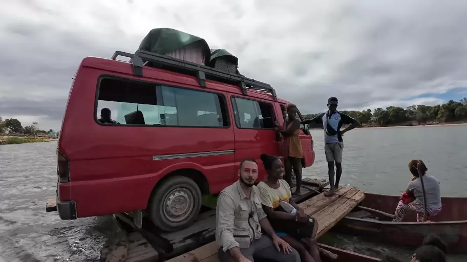 Toms "Tomi" Munaretto rumbo a minas ilegales de zafiros en Madagascar, junto a su novia Crystal.