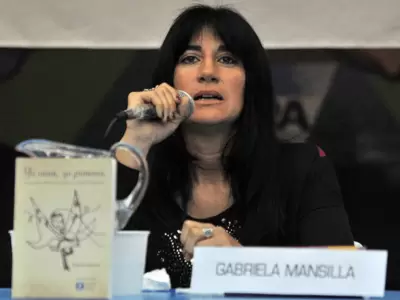 Gabriela Mansilla en una presentacin de su libro Yo nena, yo princesa. Luana la nia que eligi su propio nombre.