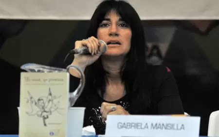 Gabriela Mansilla en una presentacin de su libro Yo nena, yo princesa. Luana la nia que eligi su propio nombre.