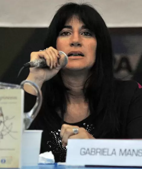 Gabriela Mansilla en una presentacin de su libro Yo nena, yo princesa. Luana la nia que eligi su propio nombre.