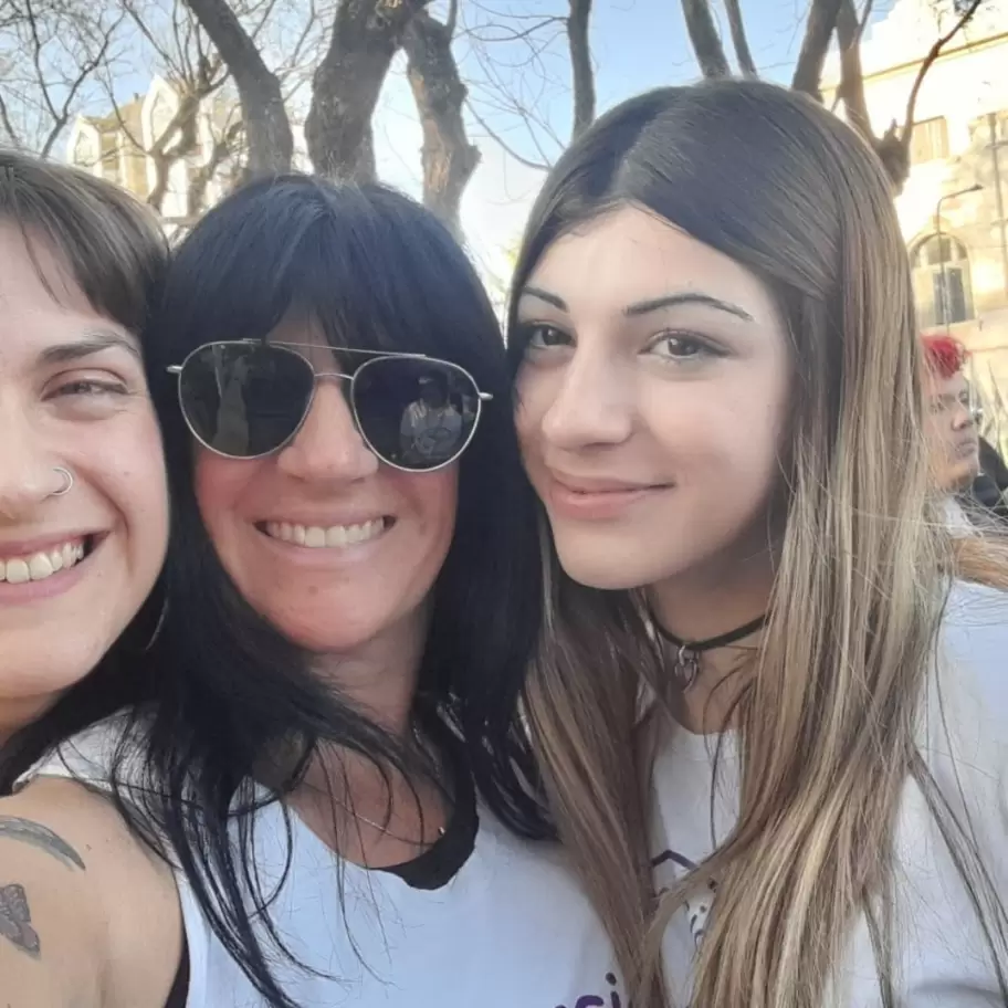 Gabriela Mansilla y Luana participando de la Marcha del Orgullo de La Matanza.