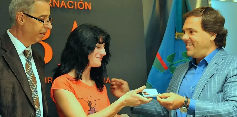 Gabriela Mansilla recibiendo el primer DNI de gnero autopercibido de su hija Luana en 2012.