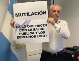 Esteban Pauln y su protesta en defensa de los derechos LGBT y de la comunidad travesti-trans.