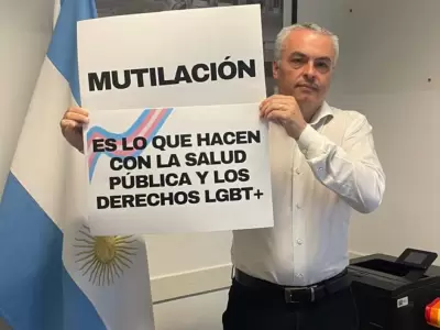 Esteban Pauln y su protesta en defensa de los derechos LGBT y de la comunidad travesti-trans.