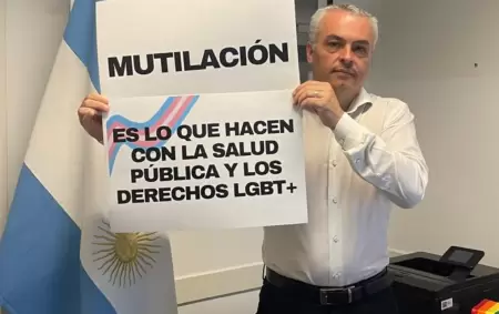 Esteban Pauln y su protesta en defensa de los derechos LGBT y de la comunidad travesti-trans.