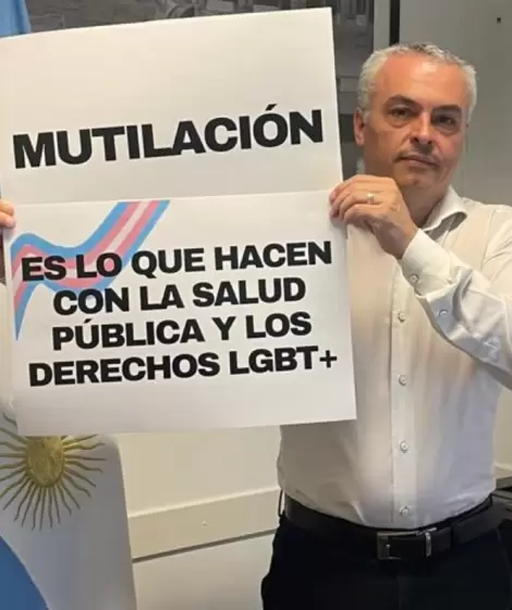 Esteban Pauln y su protesta en defensa de los derechos LGBT y de la comunidad travesti-trans.