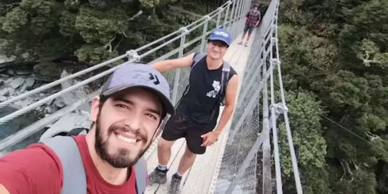 El joven se encontraba con otros dos masculinos que lo perdieron de vista y a los minutos encontraron su gorra en la corriente del rio