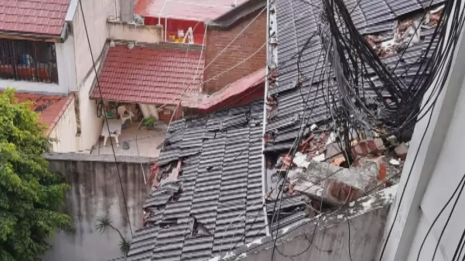 La estructura arrastr parte de la fachada de las casas linderas y caus severos daos estructurales.