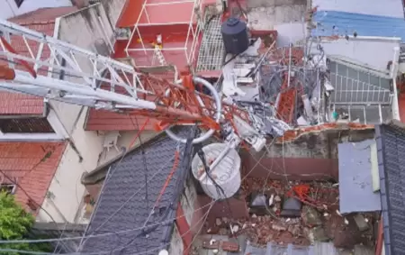 La estructura arrastr parte de la fachada de las casas linderas y caus severos daos estructurales.