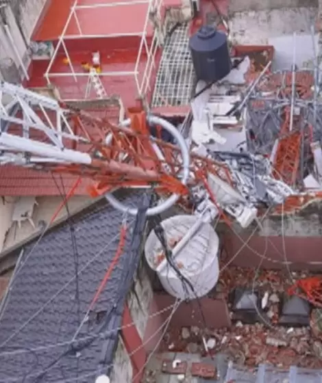 La estructura arrastr parte de la fachada de las casas linderas y caus severos daos estructurales.