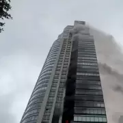 Pnico y fuego en Puerto Madero: un rascacielos en llamas, 30 ambulancias y ms de 100 evacuados