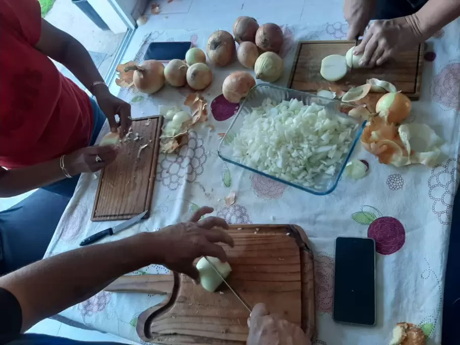 Manos a la obra: los integrantes de RockporBolsn y la preparacin de viandas para brigadistas y rescatistas que lucharon contra las llamas.