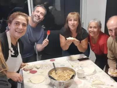 El grupo de RockporBolsn preparando las viandas que entregaron a brigadistas y rescatistas que combatieron contra las llamas.