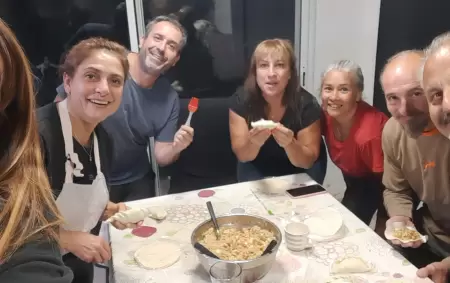 El grupo de RockporBolsn preparando las viandas que entregaron a brigadistas y rescatistas que combatieron contra las llamas.