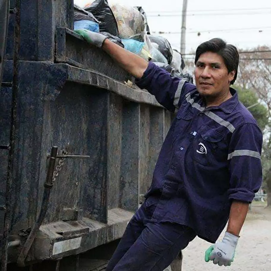 Alejandro Vilca subido al camin con el que trabajaba en la recoleccin de residuos.