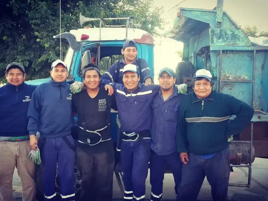 Alejandro Vilca al centro, con sus compaeros recolectores de residuos de Jujuy, desde donde lleg a una banca de diputado provincial y luego nacional