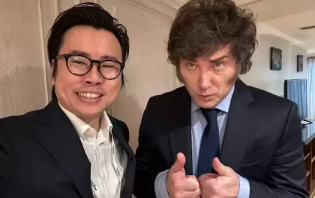 Julian Peh, el responsable de Kip Protocol, junto a Javier Milei