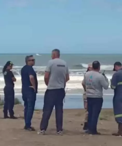 Hallaron muerto al joven que haba desaparecido tras meterse al mar con sus amigos en Necochea