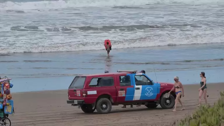 Hallaron muerto al joven que haba desaparecido tras meterse al mar con sus amigos en Necochea