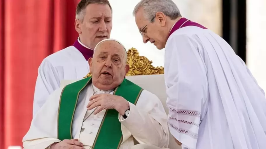 El papa Francisco sufre "una infeccin polimicrobiana del tracto respiratorio"