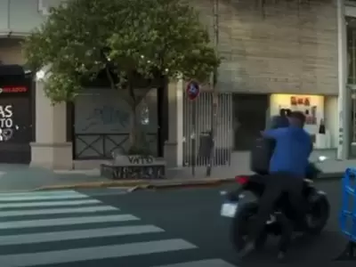 Los motochorros huyen tras asaltar al camargrafo de TN en Palermo.