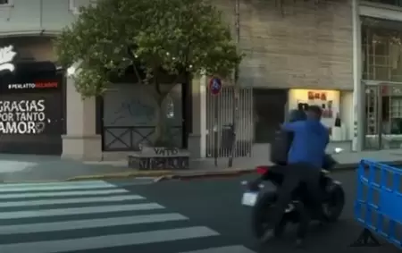 Los motochorros huyen tras asaltar al camargrafo de TN en Palermo.