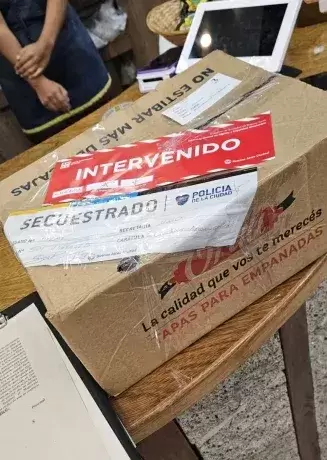 El secuestro de los frascos de carne de carpincho y chivito adulterados que se llevaron las autoridades porteas del local de Villa Crespo.