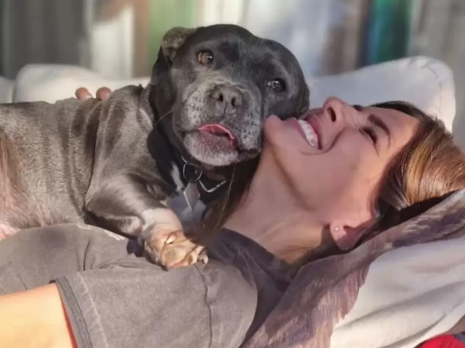 Eugenia "La China" Surez jugando con uno de sus perros.