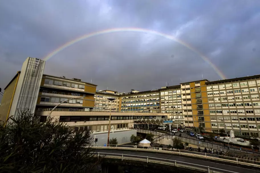 Sali un arcoris en medio de la internacin del Papa en el hospital Gemelli de Roma