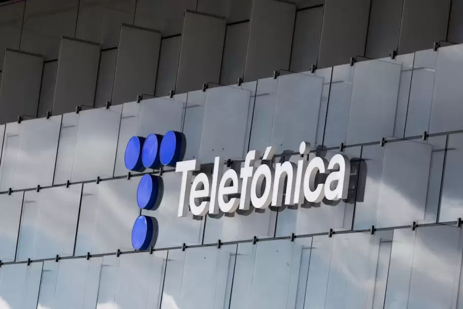 Telefnica concret este lunes la venta de sus operaciones en la Argentina a Telecom