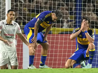 Edinson Cavani se toma el rostro tras perderse el gol que significaba la vuelta de Boca Juniors a la Copa Libertadores de Amrica.