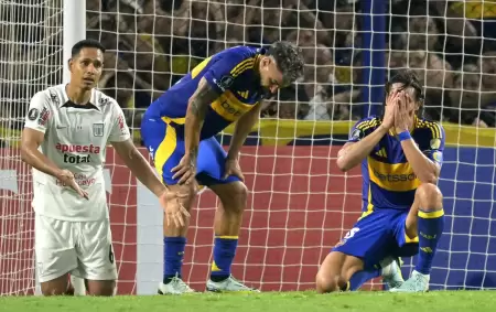 Edinson Cavani se toma el rostro tras perderse el gol que significaba la vuelta de Boca Juniors a la Copa Libertadores de Amrica.