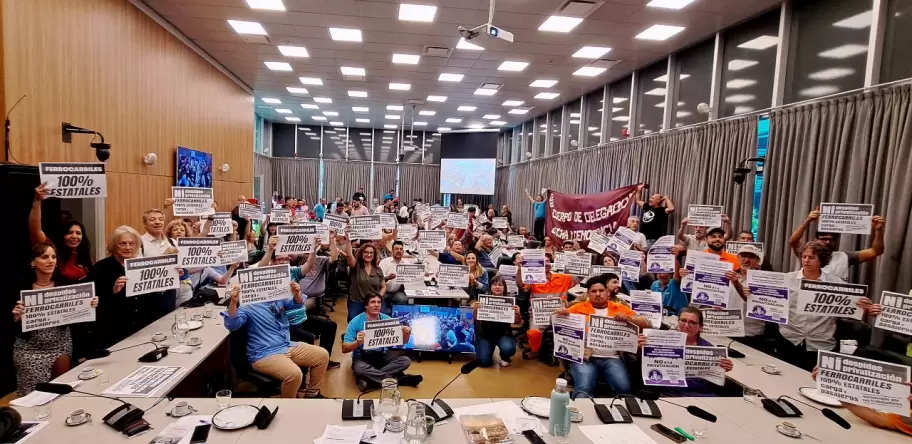 Los trabajadores del Sarmiento coparon el Congreso Nacional para defender la estatizacin del sistema ferroviario.