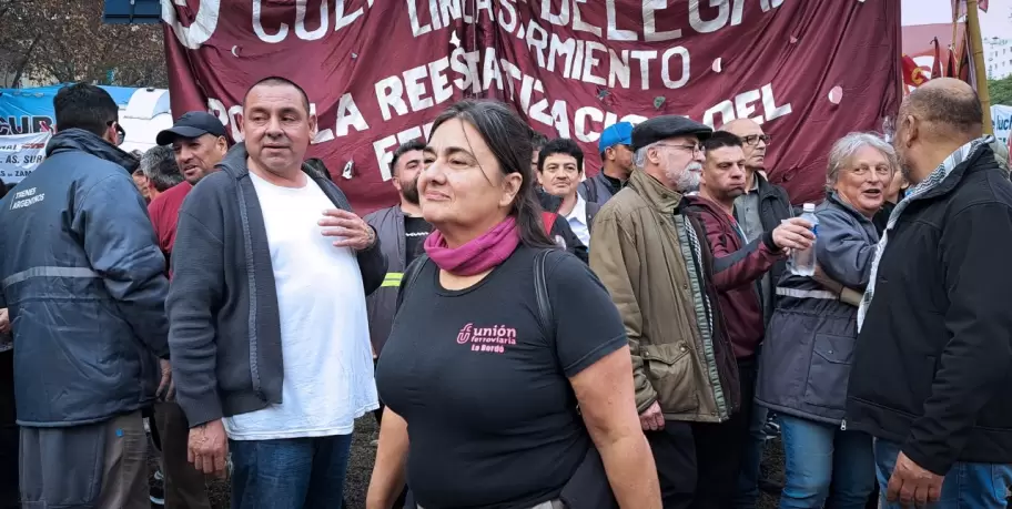 La diputada nacional Mnica Schlotthauer en una movilizacin de la Lista Bord de la Unin Ferroviaria.