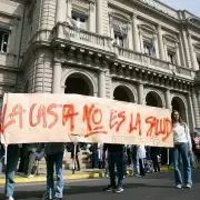 Milei volvió a atentar contra la ley: promulgó la emergencia pediátrica y el financiamiento universitario, pero suspendió su aplicación