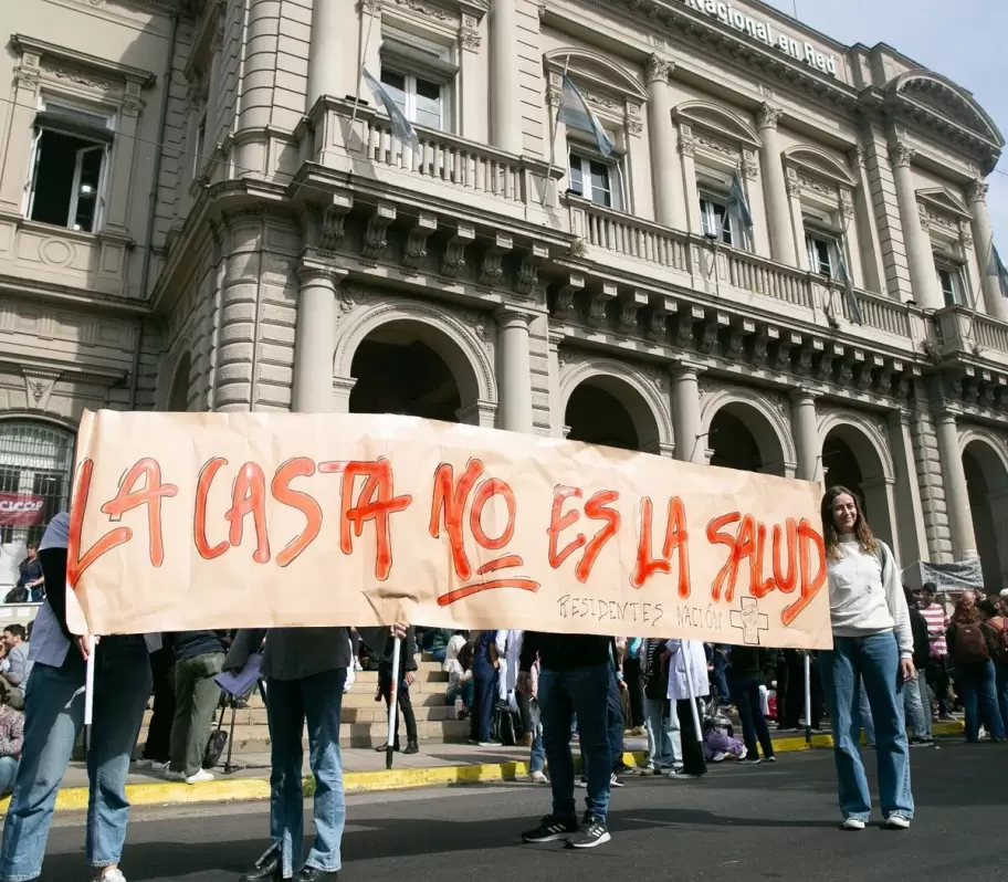 En primera persona, los trabajadores de la salud pblica narran la odisea de trabajar sin insumos y con sueldos indignos